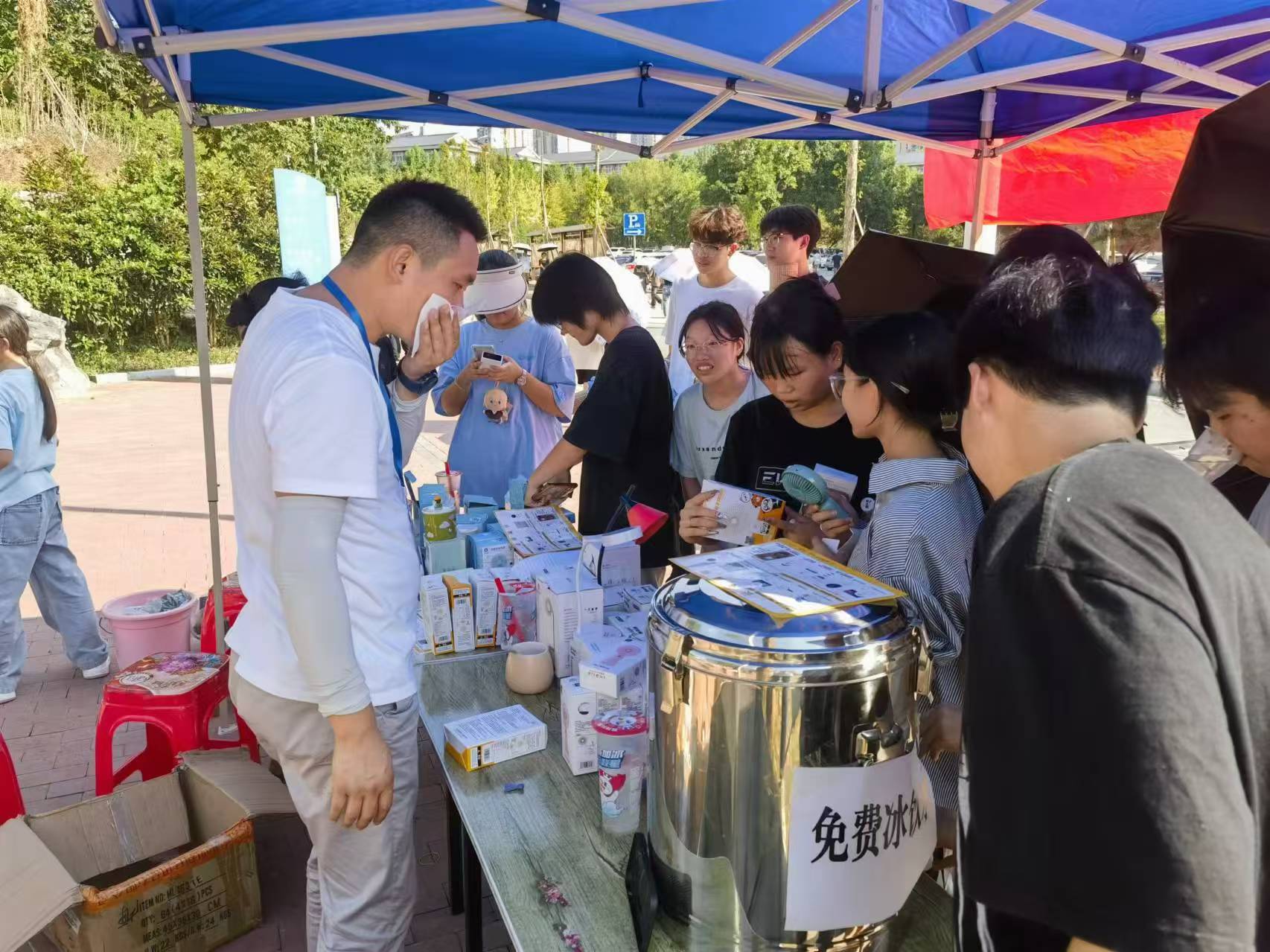 乐天使校园团队全力做好新生入学 热水服务保障工作